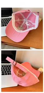 Détail de la casquette rose en coton montrant la bande intérieure et la boucle réglable