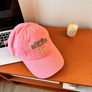 Casquette de baseball en coton rose avec broderie chien rétro sur table en bois