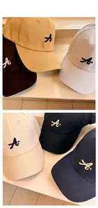 Dettaglio di cappelli da baseball in cotone multicolore con ricamo della lettera A