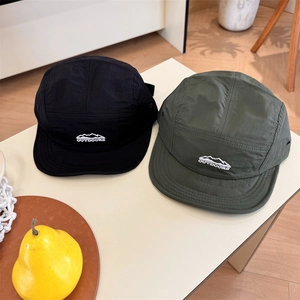 Quick-dry five-panel camper hats in black and olive green with outdoors embroidery