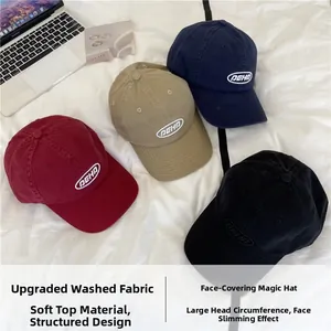 Detail von vier gewaschenen Baumwoll-Baseballkappen in Rot, Khaki, Marine und Schwarz mit DEHD Stickerei