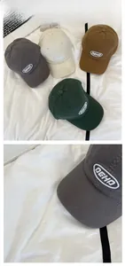 Detail von mehrfarbigen Baumwoll-Basecaps mit Vintage-Stickerei in verschiedenen Farben