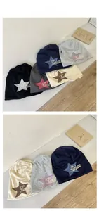 Detail der Sternstickerei und der weichen Strickstruktur dieser Streetstyle-Beanie-Mützen