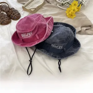 Détails de chapeaux de soleil en coton lavé rose et bleu marine avec cordon ajustable