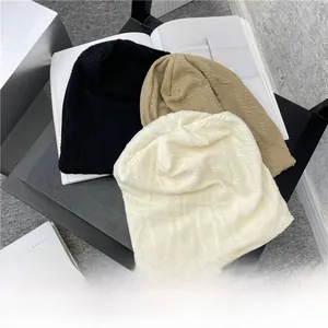 Nahaufnahme leichter atmungsaktiver Strickmützen in Schwarz Khaki und Beige
