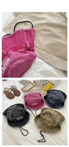 Détail du chapeau de randonnée rose vintage en coton lavé avec cordon de serrage réglable