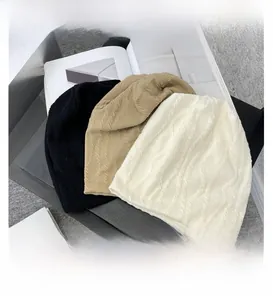 Detail von weichen Beanies in Schwarz, Khaki und Beige mit welliger Faltenstruktur und Elastizität