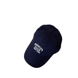 Casquette de baseball bleu marine avec broderie Brooklyn sur fond blanc, style rétro
