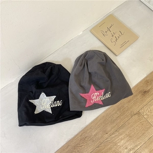 Streetwear Strickmützen mit Sternstickerei in den Farben Schwarz und Dunkelgrau