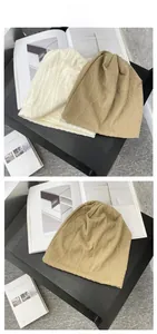 Detailansicht beige und khaki Slouch Beanies mit einzigartiger gekräuselter Stoffstruktur