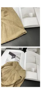 Detailansicht der khakifarbenen Beanie mit der einzigartigen gewellten Crinkle-Struktur