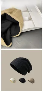 Detail von hautfreundlichen Strickmützen in Schwarz, Weiß und Khaki mit Wellenstruktur