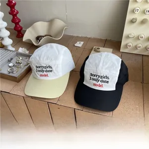 Détail de la casquette baseball à 5 panneaux avec broderie de lettres et sangle réglable