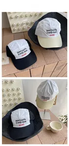 Détail de casquettes à cinq panneaux avec le slogan Sorry girls I only date model