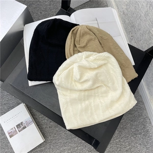 Dreiteiliges Strickmützen-Set in Schwarz, Beige und Creme mit plissierter Struktur