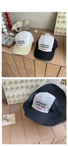 Détail de la casquette de baseball à cinq panneaux avec lettres brodées et tissu respirant