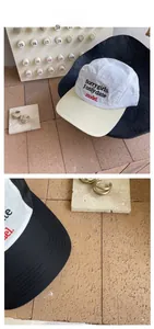 Broderie détaillée et œillets métalliques sur une casquette de baseball rétro en coton