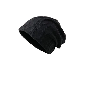 Klassische schwarze Strickmütze mit diagonalem Rippenmuster für einen minimalistischen Stil