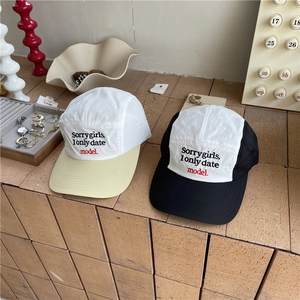 Casquettes de baseball bicolores à cinq panneaux avec broderie sur fond lifestyle vintage