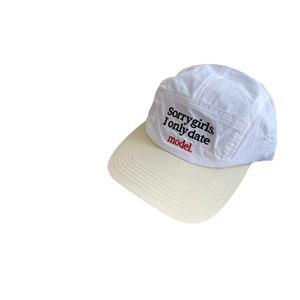 Casquette de camping à 5 panneaux bicolore avec slogan brodé et visière plate
