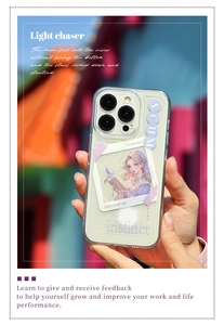 Detail van iPhone-hoesje met paarse anime-meisjesillustratie en holografische letters