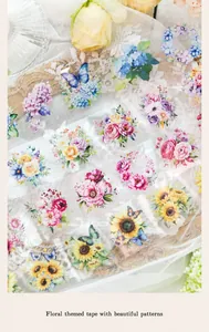 Detalle de cinta decorativa floral con rosas y girasoles sobre encaje blanco
