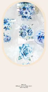 Detalle de cinta decorativa de rosas azules con ciclo de 1m sobre fondo de encaje