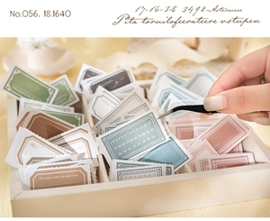 Macro-opname van vintage stickers in Morandi-kleuren voor DIY-scrapbooking en decoratie
