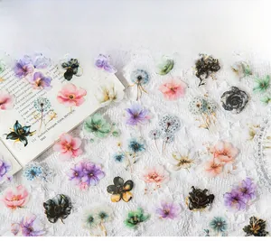 Vue macro d'autocollants fleurs en PET aquarelle avec motifs pissenlit et rose