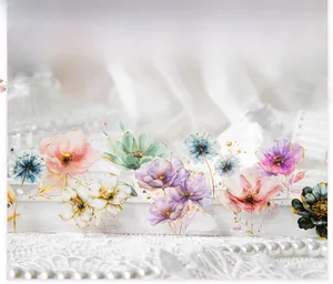 Gros plan d'autocollants floraux en PET à l'aquarelle sur dentelle pour scrapbooking