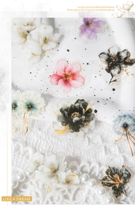 Vue détaillée des autocollants fleurs en PET avec dorure sur dentelle et perles