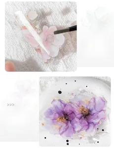 Détail d'autocollants floraux en PET imperméables aux motifs d'aquarelle rose et violette