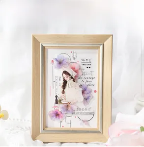 Gros plan d'autocollants PET floraux et d'une illustration de fille dans un cadre en bois