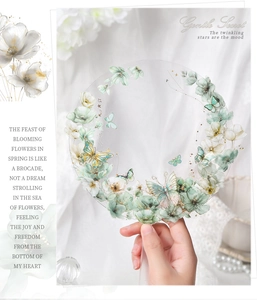 Détail d'autocollant PET transparent avec des fleurs vertes délicates et des papillons