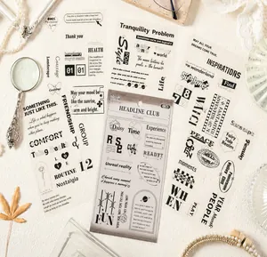 Vue macro d'autocollants PET vintage avec texte, loupe et accessoires de feuilles séchées