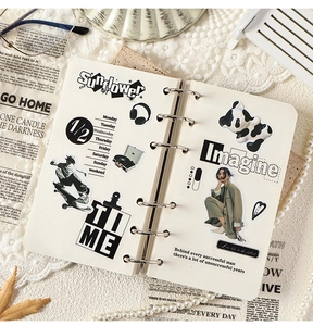 Gros plan de papier scrapbooking vintage avec reliure 6 trous et stickers anglais
