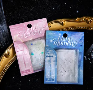 Dettaglio di adesivi PET con farfalle rosa e stelle blu con finitura laser su cornici retro