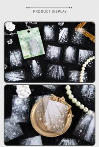 Dettaglio macro di adesivi decorativi in PET con piume bianche e motivi a stelle laser