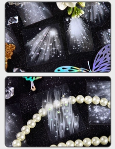 Dettaglio di adesivi in PET olografici con farfalle e stelle su uno sfondo nero glitter