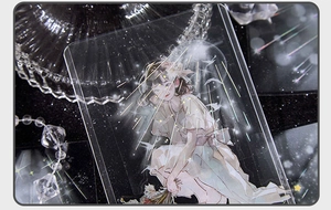 Dettaglio macro di un'illustrazione anime laser su carta acrilica trasparente