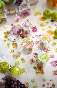 Dettaglio di nastro washi a tema frutta con fragole e uva per decorazioni fai-da-te