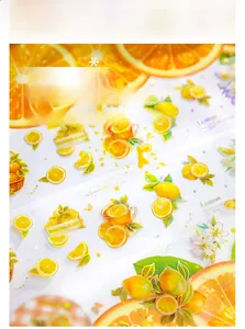 Dettaglio macro del nastro washi con lamina d'oro laser e adesivi al limone fustellati