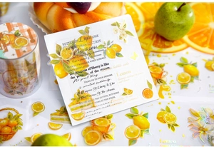 Vista macro di nastri adesivi e adesivi a tema limone con motivi di frutta gialla