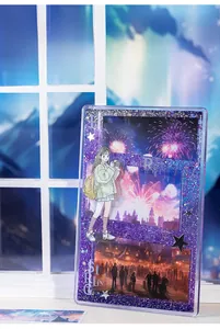 Détail du cadre photo à paillettes violettes avec autocollants et lettrage artistique