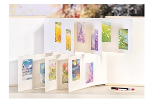 Détail d'un carnet d'autocollants en accordéon avec fenêtres découpées pour scrapbooking DIY