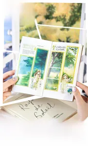 Détail montrant des autocollants de forêt et une fille de dessin animé sur un agenda