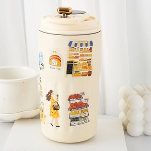 Termo de dibujos animados crema con pegatinas vintage sobre fondo cálido suave