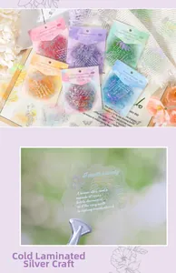Gros plan d'autocollants floraux en PET avec dorure laser argentée pour scrapbooking