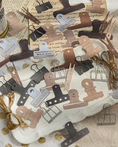 Λεπτομέρεια vintage κιτ υλικών scrapbook με ετικέτες λίστας επιθυμιών και κλιπ σε πιάτο