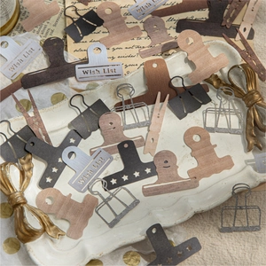 Ρετρό σετ υλικών για scrapbooking με διακοσμητικά κλιπ και αποκόμματα σε κεραμικό πιάτο